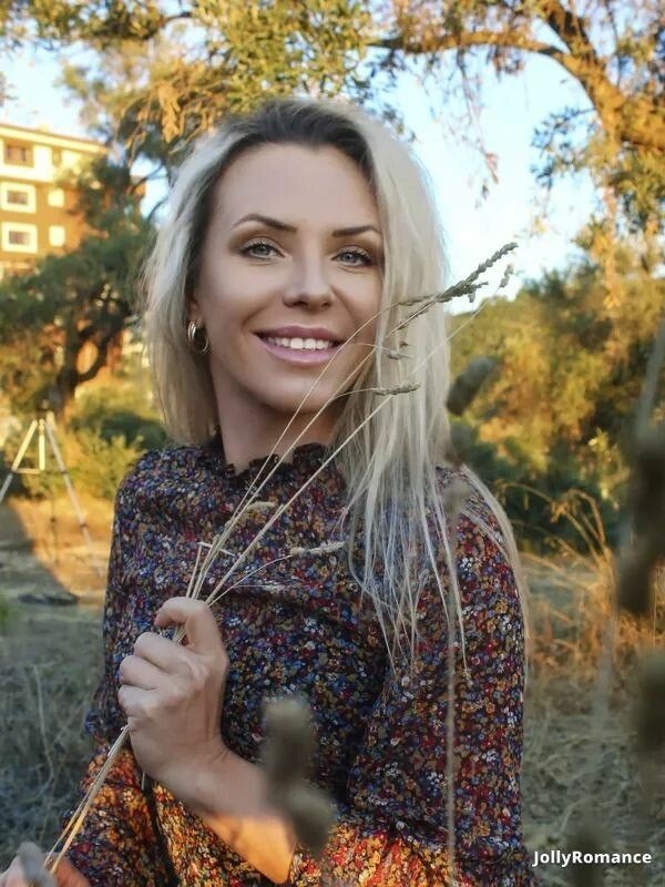 Julia, 31